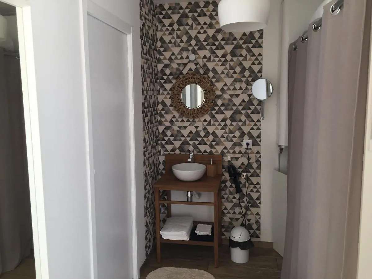 Au Petit Bueix Bed and Breakfast Sillans-la Cascade Bed & Breakfast