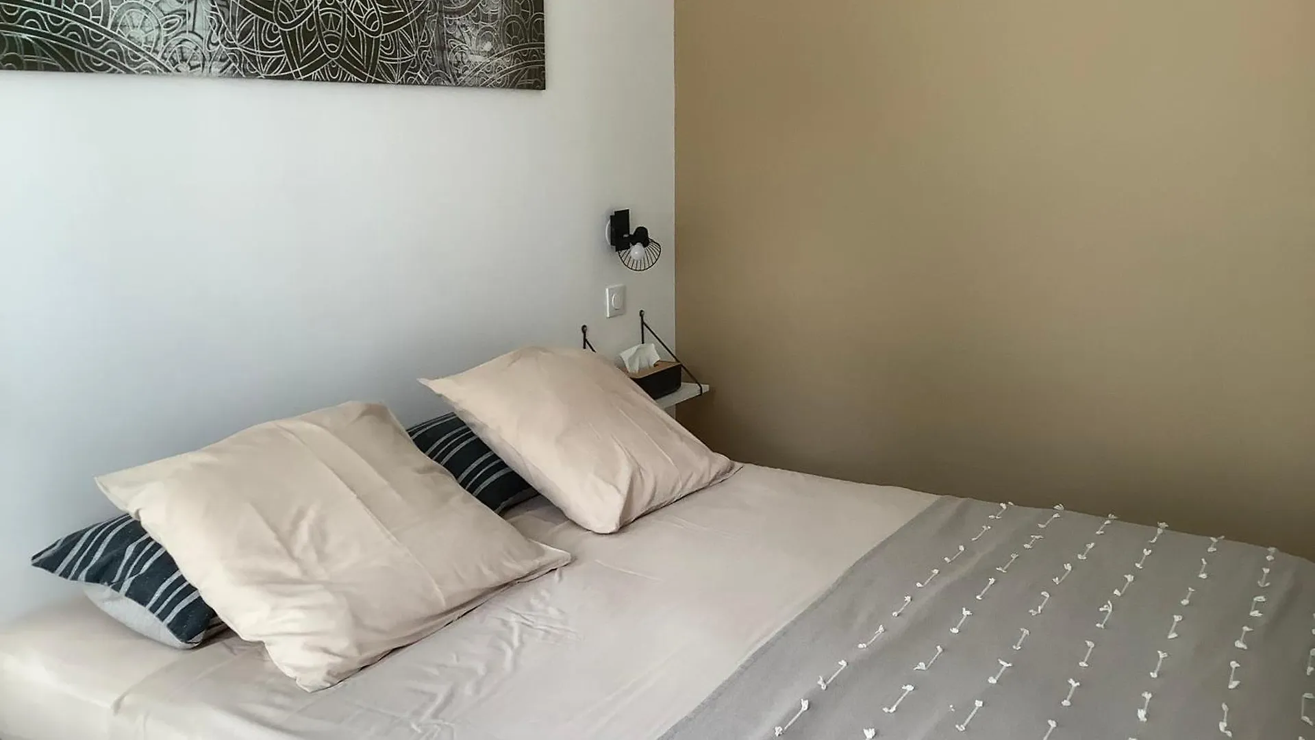 Au Petit Bueix Bed and Breakfast Sillans-la Cascade Bed & Breakfast